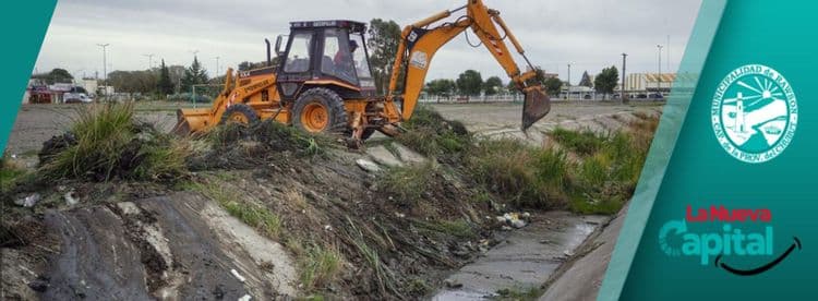 Imagen de la noticia que habla sobre: LA MUNICIPALIDAD DE RAWSON MANTIENE OPERATIVOS DE LIMPIEZA DE PLUVIALES PARA PREVENIR ANEGAMIENTOS