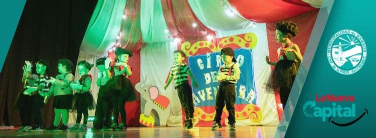 Imagen de la noticia que habla sobre: RAWSON: MÁS DE 300 FAMILIAS CELEBRARON EL CIERRE DE LOS JARDINES MUNICIPALES N°2404 Y 2412 EN EL CENTRO CULTURAL JOSÉ HERNÁNDEZ